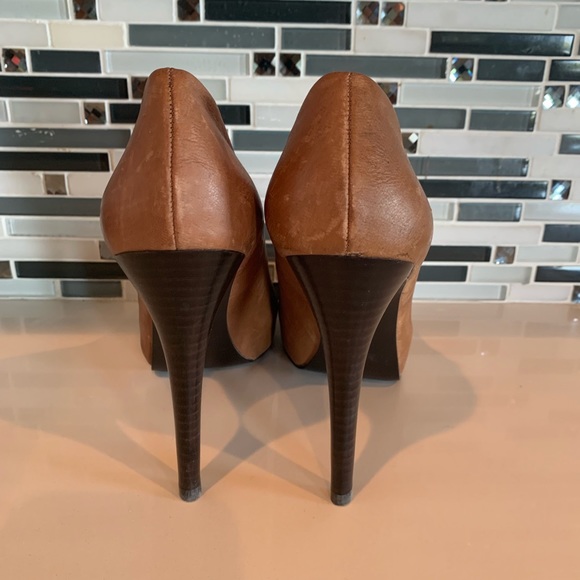 9 Guess Platform Leather Heels - Picture 2 of 3